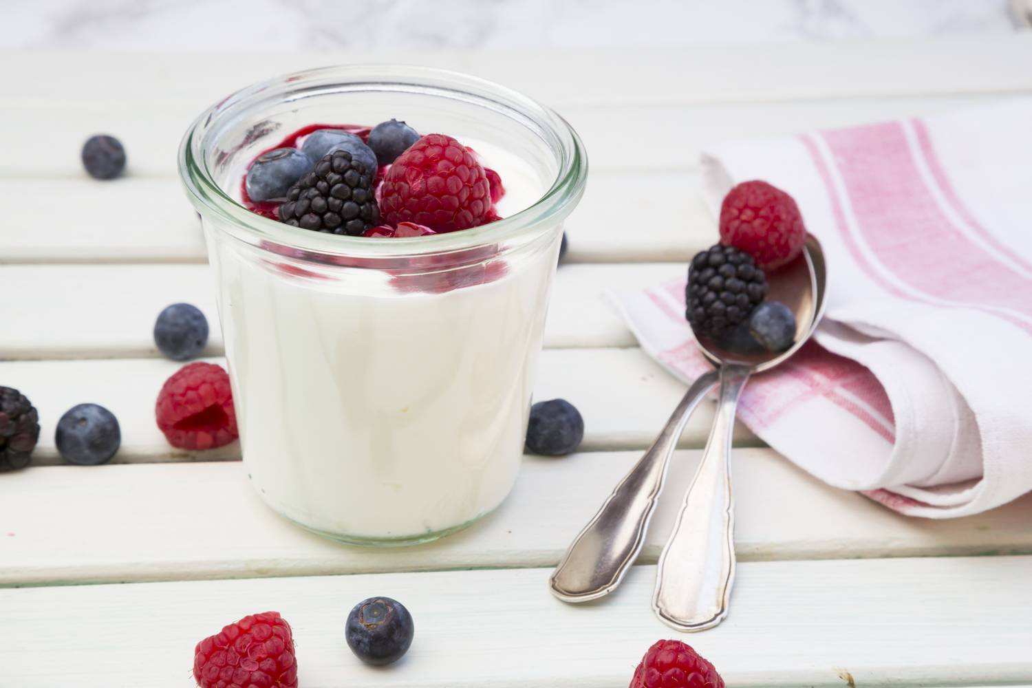 A sovány joghurt bogyós gyümölcsökkel csodás reggeli, proteinben és antioxidánsokban, vitaminokban gazdag étel. 100 grammja csupán 75 kcal.