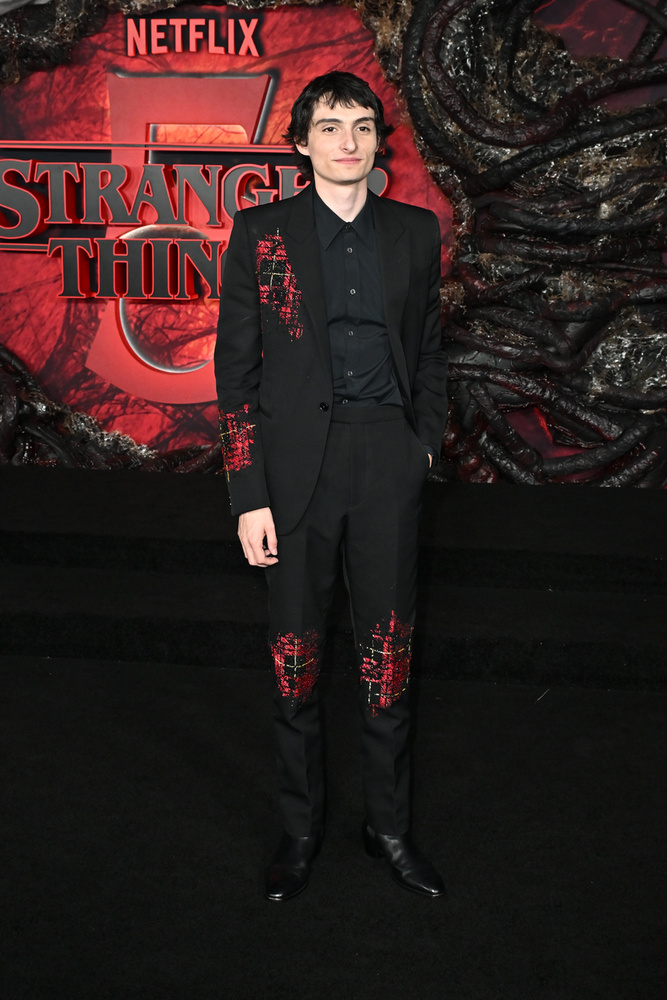 Finn Wolfhard egy fekete öltönyt viselt az ötödik évad bemutatóján, amely piros kockás részleteivel abszolút beleillik a sorozat hangulatvilágába