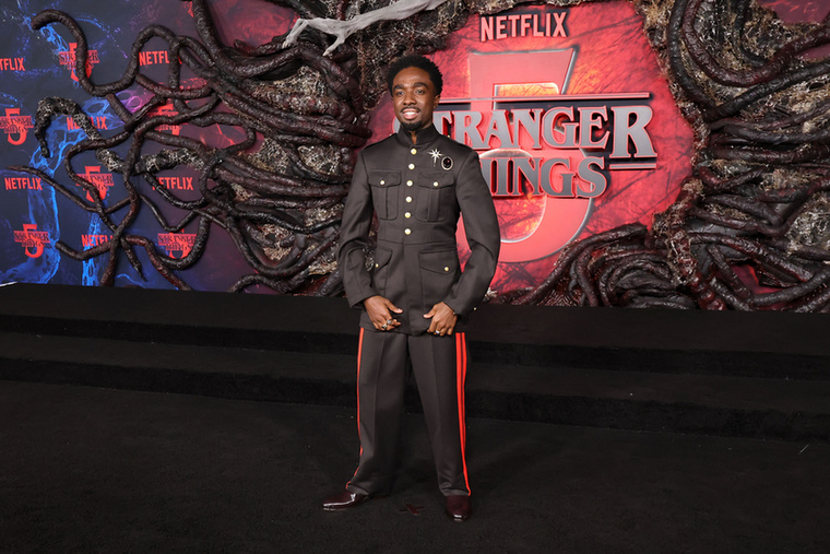 Caleb McLaughlin a tegnapi premieren egy stílusos szettben jelent meg