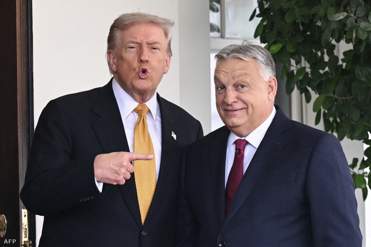 Donald Trump a Fehér ház bejáratánál fogadta Orbán Viktort.
