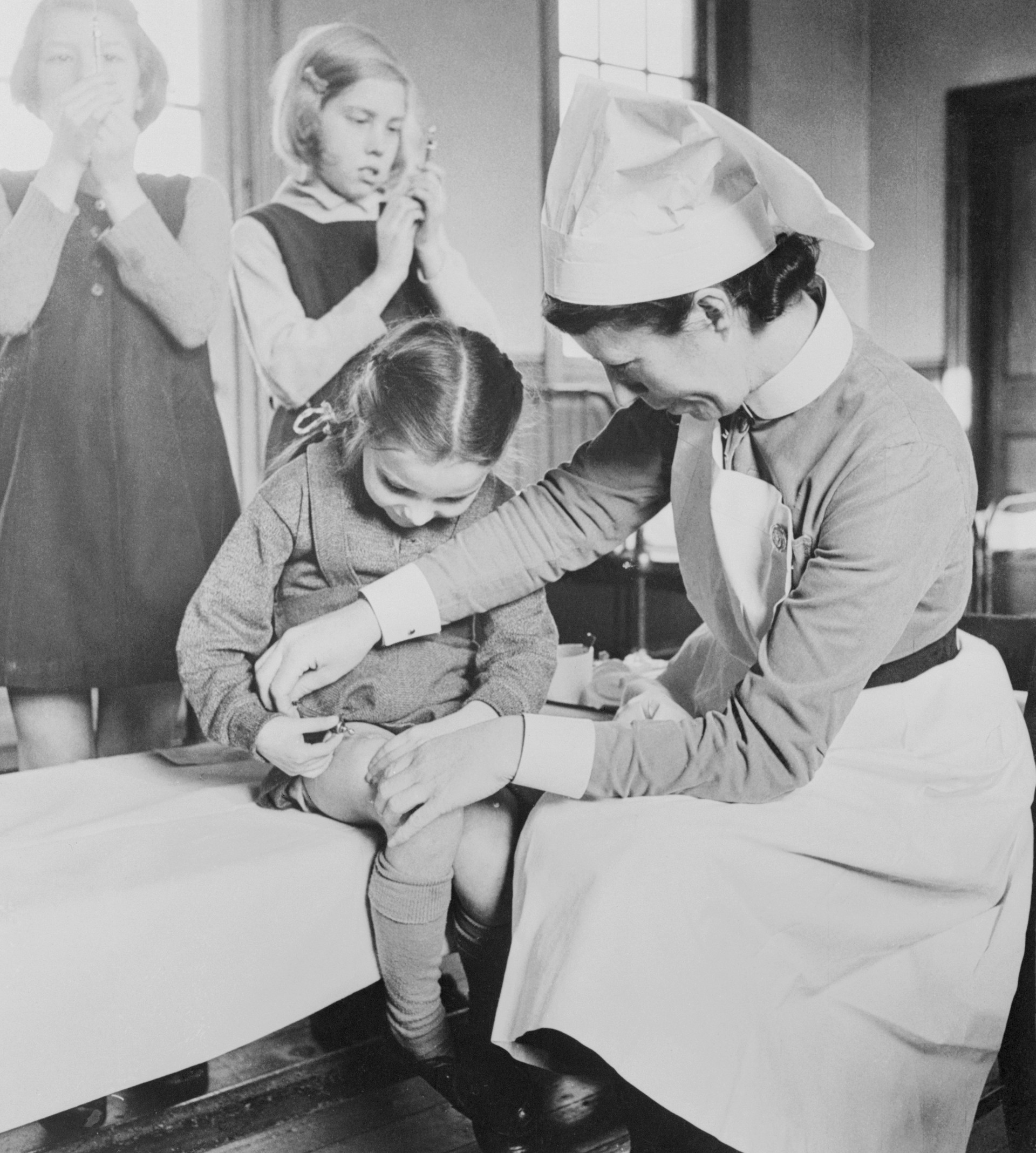 Egy fiatal lány először kap inzulint, a háttérben a többiek a megelelő dózist állítják be