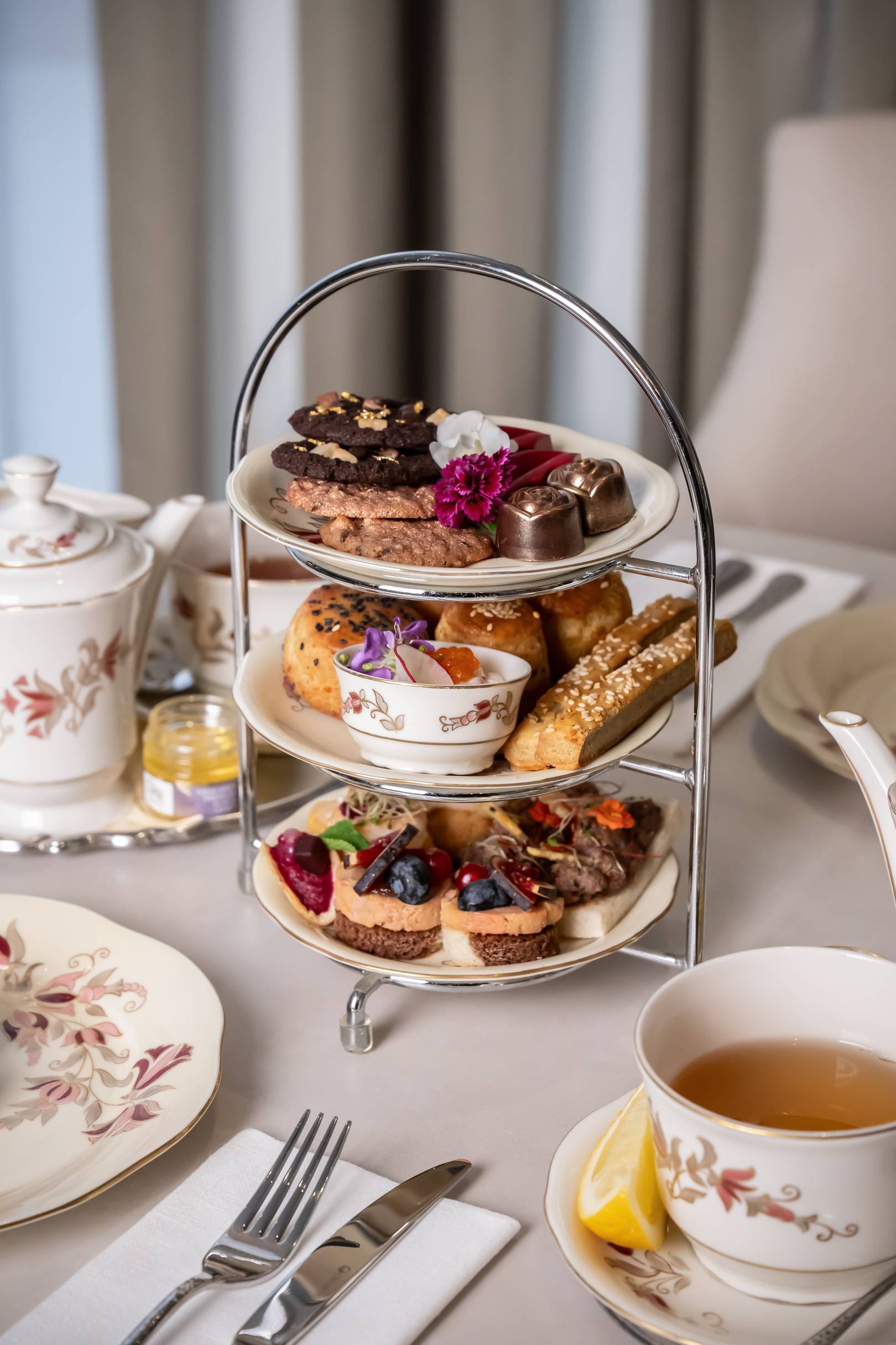 Szarvasgomba és kaviár jár a pogácsához, ehető arany pedig a kekszhez a Zsolnay Kávéházban.