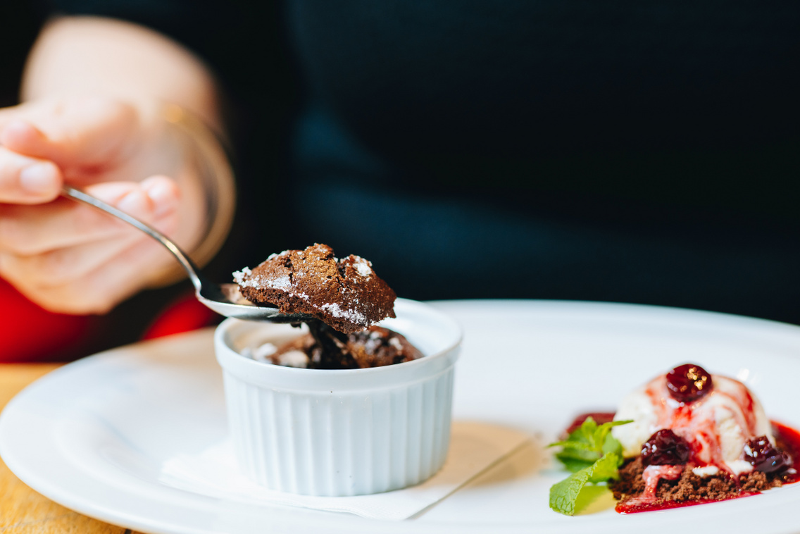 Csokifelfújt vaníliafagyival és meggyraguval