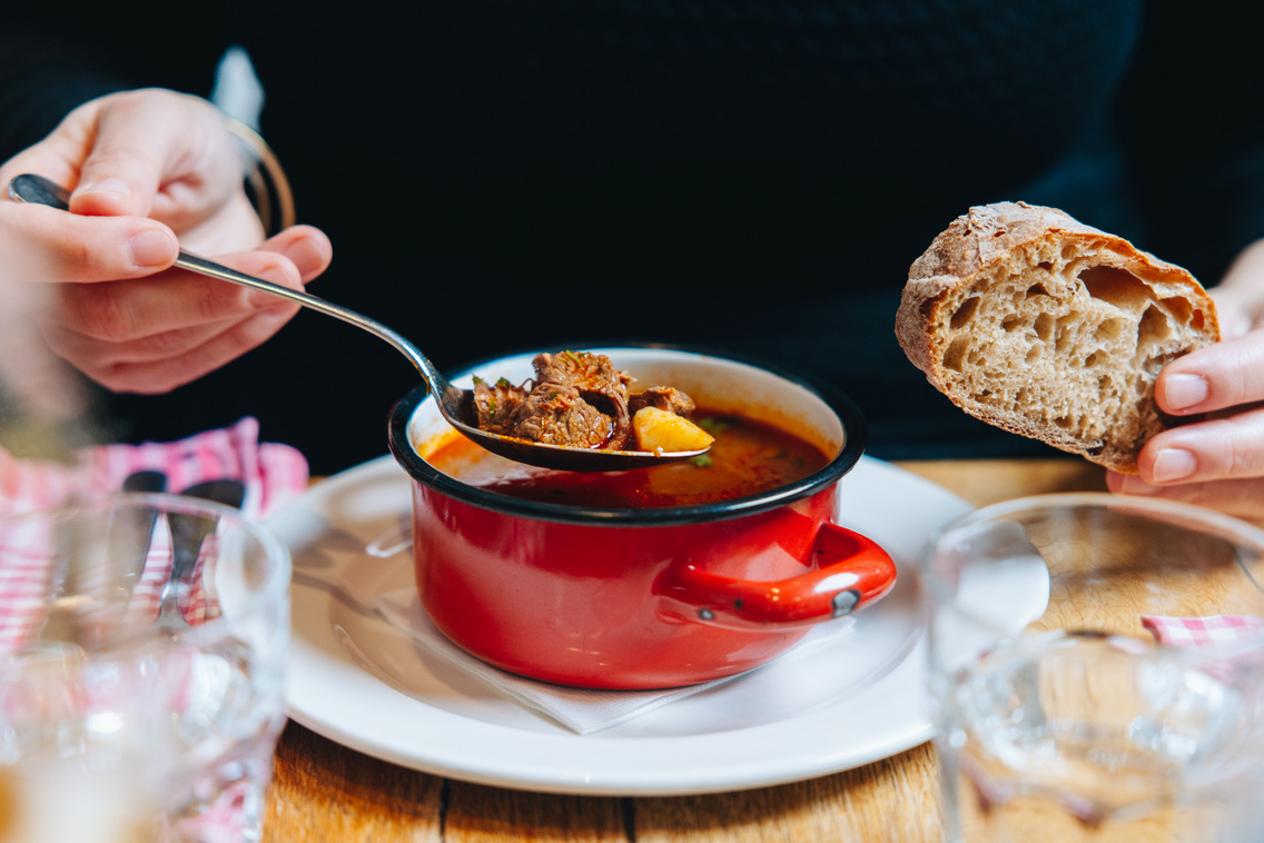 Kis piros lábosban érkezik a mély ízekkel teli gulyásleves