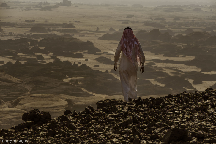 Az Arab-sivatag egy hatalmas homoktenger, ami Szaúd-Arábia nagy részét (is) elfoglalja. Területe 2,3 millió négyzetkilométer, középpontjában pedig a Rub al-Khali, a világ egyik legnagyobb összefüggő homokterülete kopárlik terméketlenül