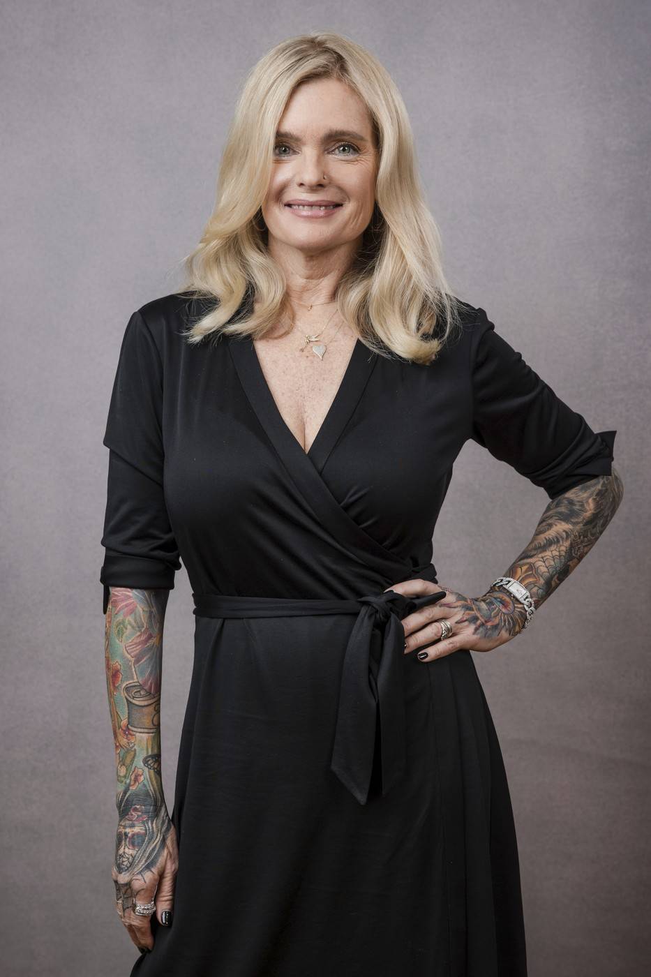 Erika Eleniak 56 éves korára teljesen kitetováltatta magát.