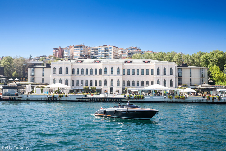Luxusjacht a Boszporusz-szoroson, a luxusszállodává átalakított Four Seasons Hotel Istanbul előtt