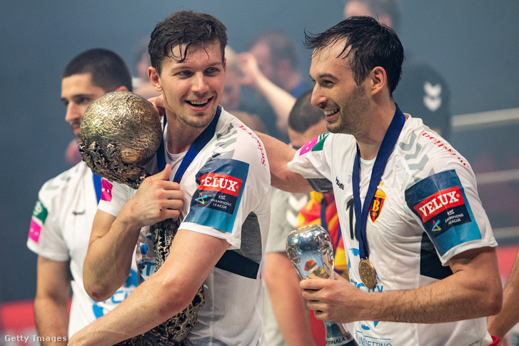 Christian Dissinger (balra) a Bajnokok Ligája-trófeával