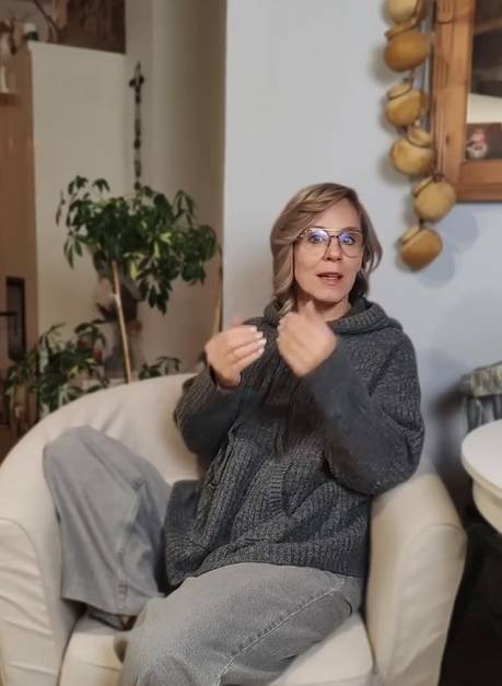 Indítsd el a videót, hogy láthasd a nappalin kívül még konyháját és fürdőszobáját is, aztán ne felejts el tovább lapozni összeállításunkban sem!
