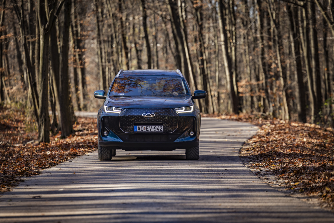 Aszfaltozott és autóval is járható út a Budakeszi Vadaspark felé