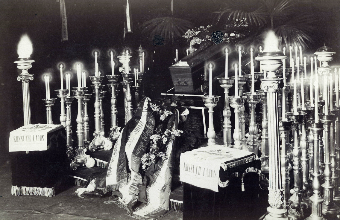 A Magyar Nemzeti Múzeum előcsarnoka, Kossuth Lajos ravatala. A felvétel 1894. március 30-án készült