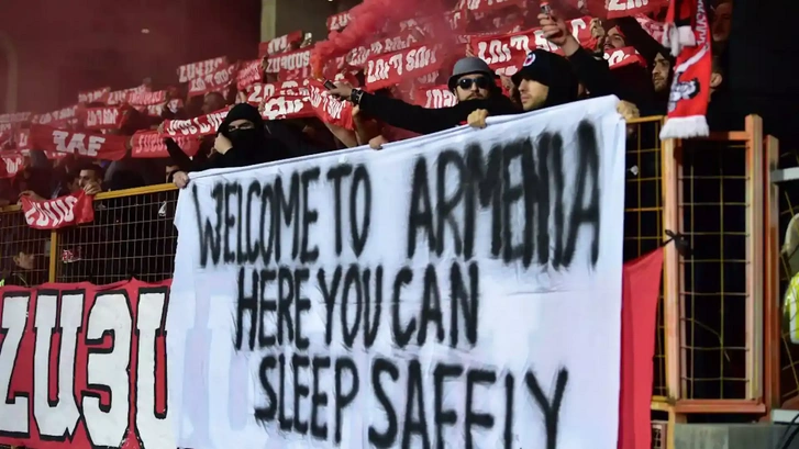 Az örmény szurkolók által lengetett molinó.