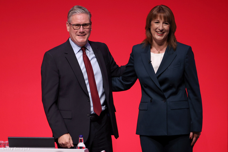 Keir Starmer brit miniszterelnök és Rachel Reeves pénzügyminiszter Liverpoolban, Angliában 2025. szeptember 29-én