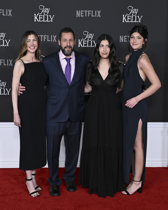 Adam Sandler éppen legújabb filmjét, a Jay Kellyt promózza, ezúttal pedig két gyönyörű szép felnőtt lánya és felesége is tiszteletét tette a sajtókörütőn