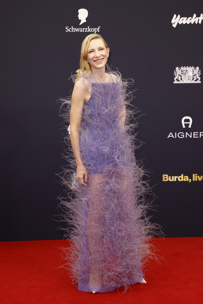 Cate Blanchett ugyanezen a díjátadón egy lila színben pompázó, vékony tollakkal díszített estélyiben mutatta meg hosszú lábait.