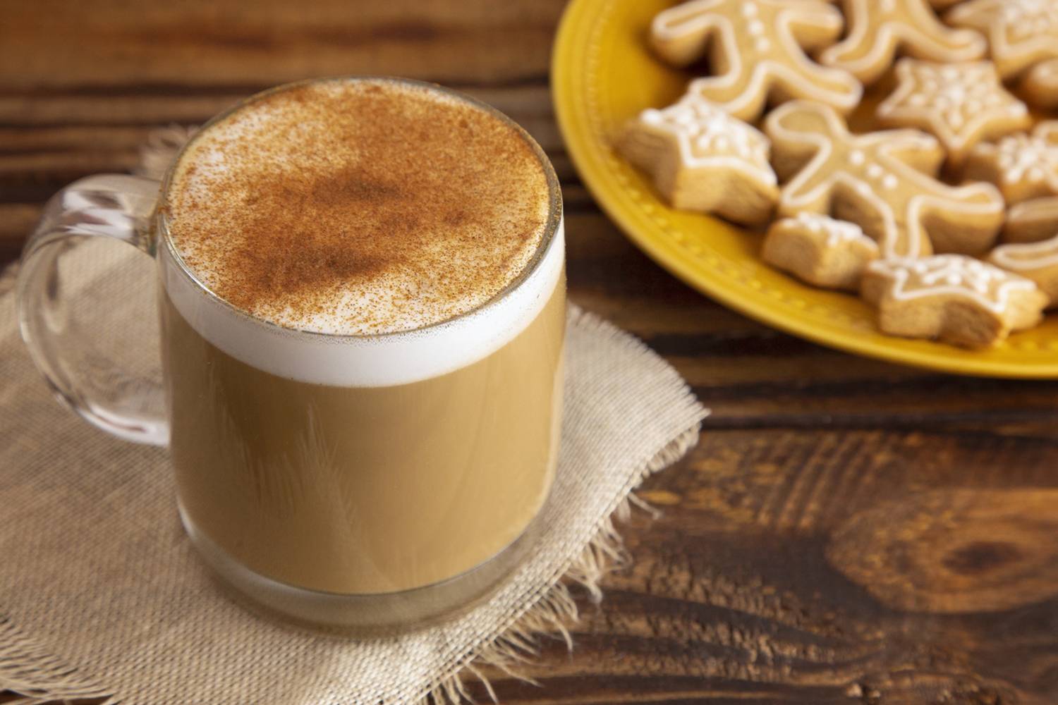 A mézeskalács ízesítésű tejeskávé, vagyis a gingerbread latte kisebb vagyonért kapható a menő kávézőkban, otthon azonban fillérekért összeállíthatod.