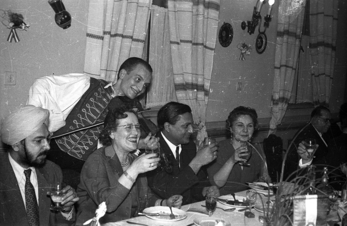 Hubay Jenő tér 7–8., Palotagyöngye étterem, középen M. A. Rahman, az Indiai Köztársaság ideiglenes ügyvivője, 1958
