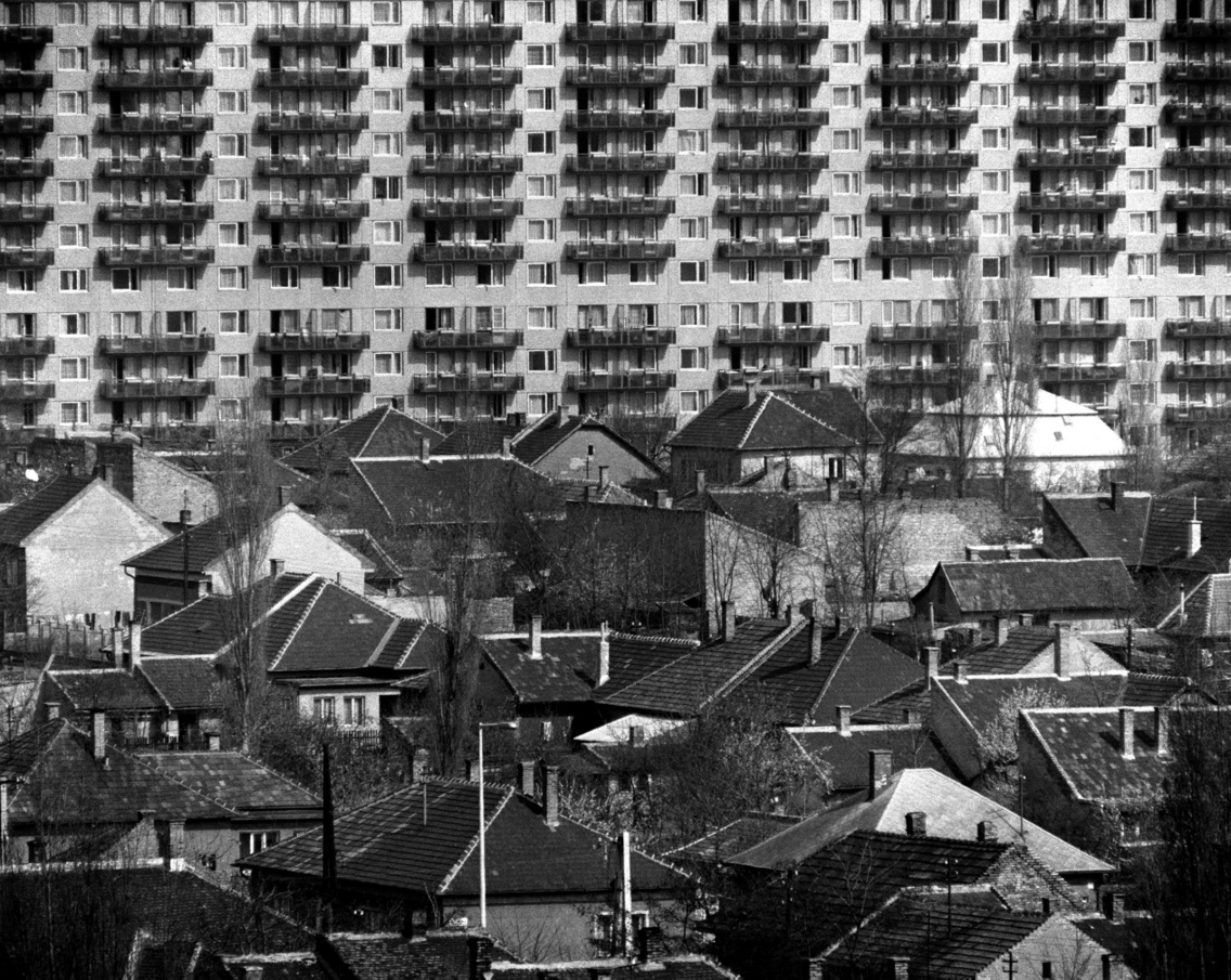 Szemben a Páskomliget utca 32–54. számú sávház Gazdálkodó út felőli homlokzata látható, 1976