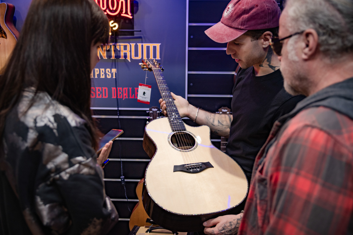 Gitárcentrum Hangszerbolt 251113 Szabó Gábor 041