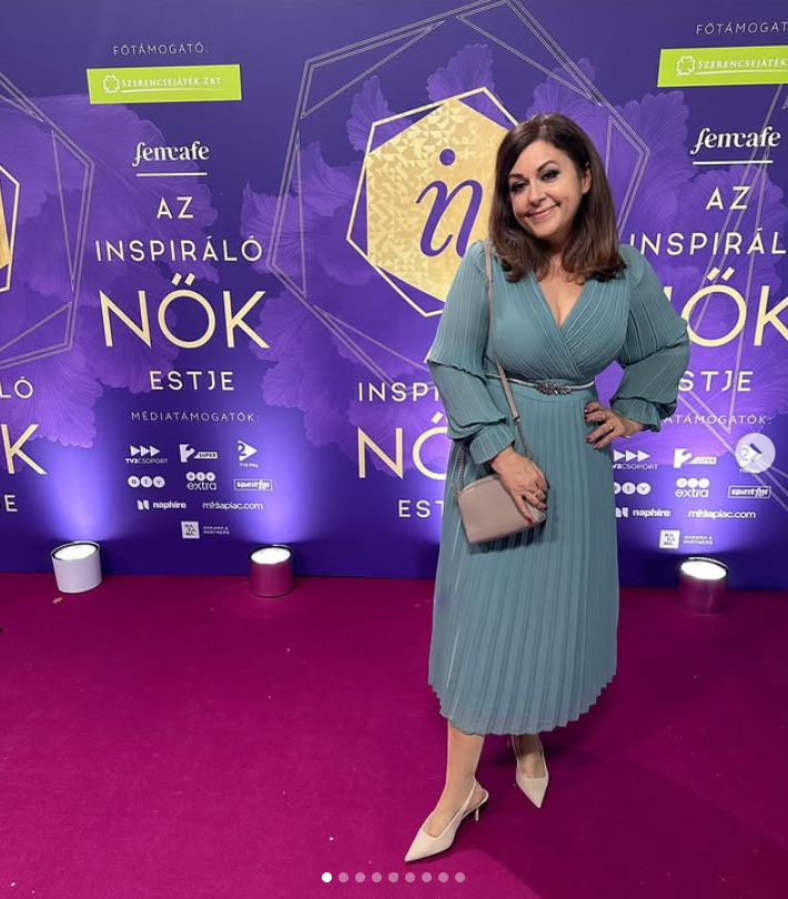 Nemcsak Erdélyi Mónika festett csodásan a gálán, hanem 17 éves lánya, Molli is, aki fekete csillámos felsőt, fekete nadrágot és hozzá illő tűsarkú cípőt viselt.