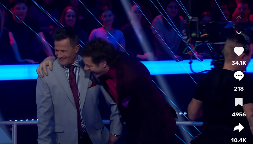 Lehet, hogy Stohl András néha túlzásba viszi a szinkronizálást, és ez okozta a zűrt a beszédében.