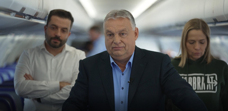 Orbán Viktor miniszterelnök a washingtoni látogatás után hazatartó gépen