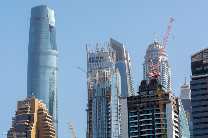 Ciel Dubai Marina a kép bal szélén látható
