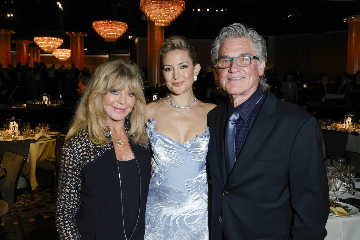 Goldie Hawn, imádott lánya, Kate Hudson és nagy szerelme, Kurt Russell 2025 októberében.