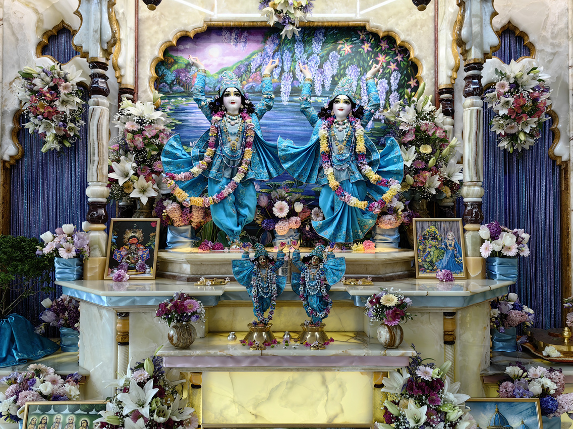 Sri Sri Dayal Nitai Vijaya Gauranga az oltáron