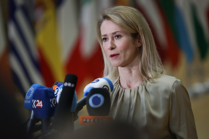Kaja Kallas, az EU kül- és biztonságpolitikai főképviselője az Európai Unió külügyi tanácsának brüsszeli ülésére érkezőben nyilatkozik 2025. november 20-án
