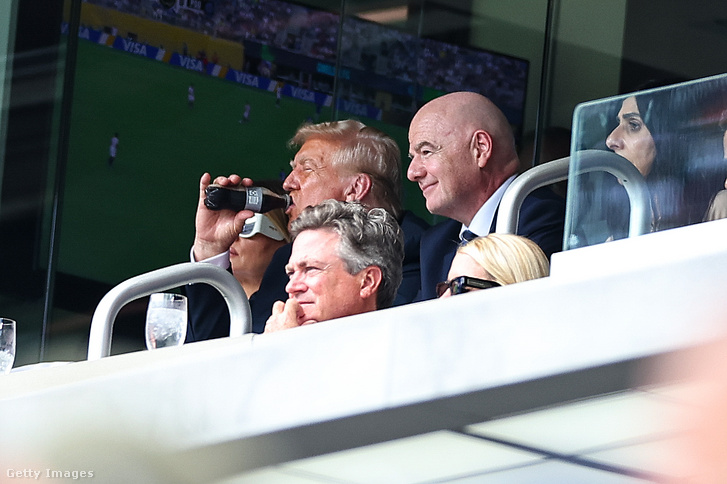 Donald Trump kólát iszik a 2025-ös FIFA Klubvilágbajnokságon