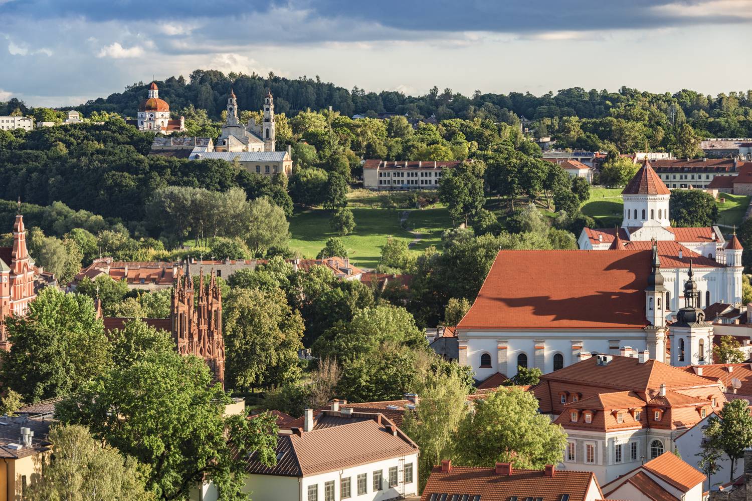 Vilnius zöldítési stratégiája a polgárok bevonására épül, és a lakosok boldogságát helyezi a középpontba, összekapcsolva a fenntarthatósági intézkedéseket a tiszta levegő, a zöldterületek és a biológiai sokféleség védelmével.