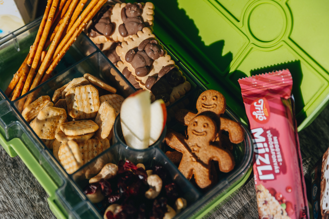 PENNY saját márkás édes és sós nassolnivalókkal feltöltött uzsonnásdoboz