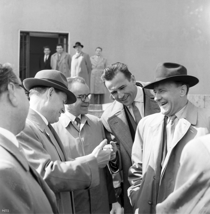 Kirill Timofievics Mazurov (b), a Szovjetunió Legfelsőbb Tanácsa Elnökségének tagja, a Szovjetunió Kommunista Pártja Központi Bizottsága Elnökségének póttagja, Belorusszia Kommunista Pártja Központi Bizottságának első titkára és Kádár János (j), a Magyar Szocialista Munkáspárt Központi Bizottságának első titkára a hazánk felszabadulásának 15. évfordulója alkalmából rendezett díszszemle után a Dózsa György úton 1960. április 4-én. Középen Erdélyi Károly külügyminiszter-helyettes