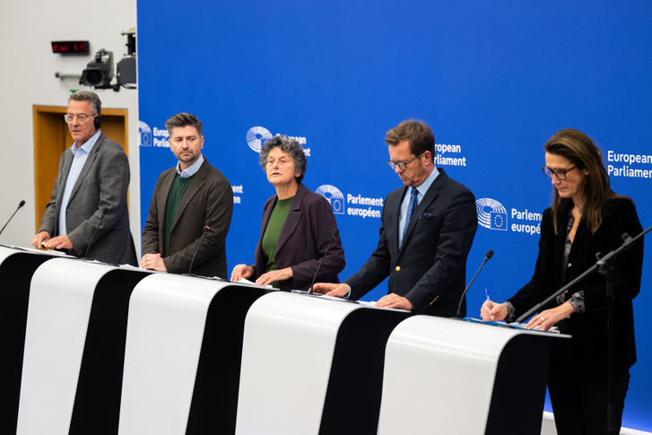 Konsztantinosz Arvanitisz (Görögország, Baloldal), Krzysztof Simek (Lengyelország, S&D), Tineke Strik (Hollandia, Zöldek), Michal Wawrykiewicz (Lengyelország, Európai Néppárt), Sophie Wilmés (Belgium, Renew) 2025. november 25-én Strasbourgban a magyar jogállamiságról szóló időközi jelentés sajtótájékoztatóján