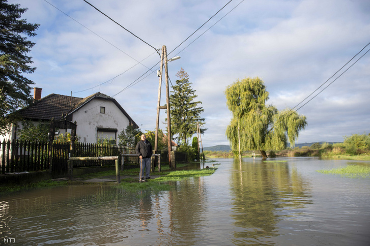 Az Ipoly áradása miatt vízzel borított Kossuth út Ipolytarnócon 2020. október 15-én