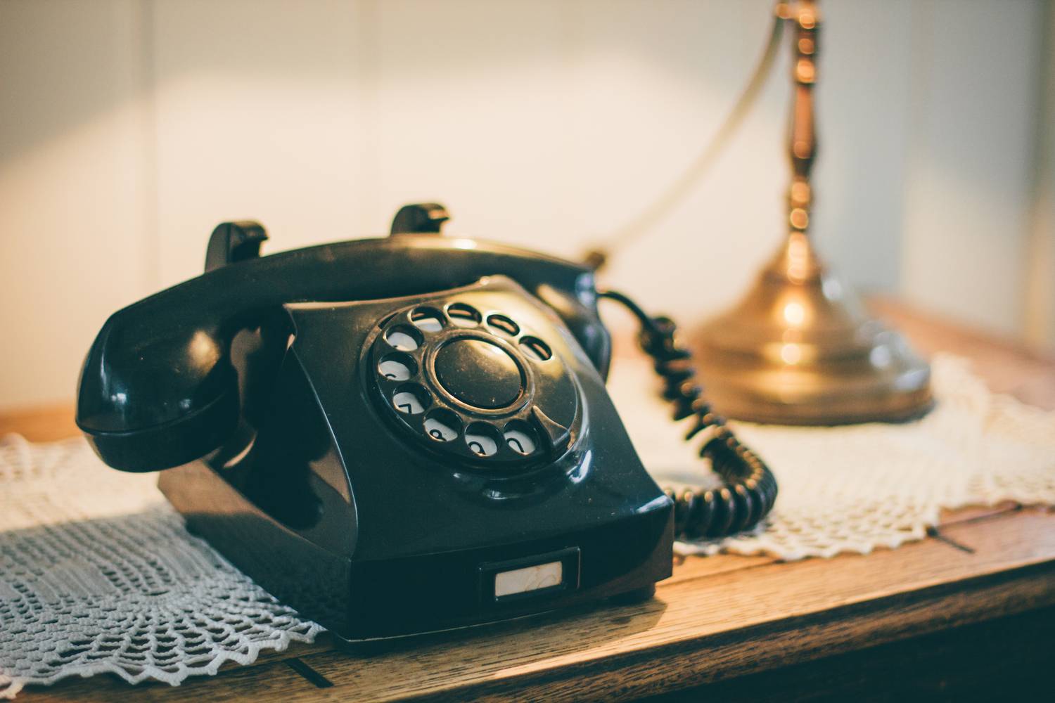 Ebben az időben a tárcsás telefon volt az általános: a telefonszámokat noteszbe írtuk fel, akiket pedig sokszor hívtunk, azokét fejben is tartottuk.