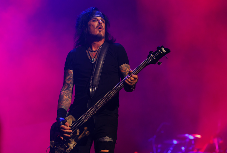 Nikki Sixx - Mötley CrüeA Mötley Crüe alapítója, basszusgitárosa és fő dalszerzője súlyos heroinfüggőséggel küzdött, egy alkalommal pedig egy Los Angelesben megszervezett buliban túladagolta magát