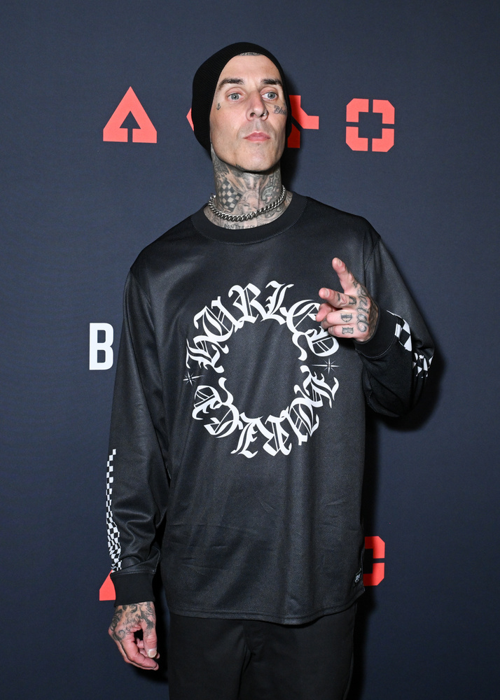 Travis Barker - Blink-182A Blink-182 dobosa 2008-ban konkrétan belenézett a halál torkába, ugyanis az a repülőgép, amelyen ő és még négy másik ember utazott, nem sokkal a felszállás után balesetet szenvedett