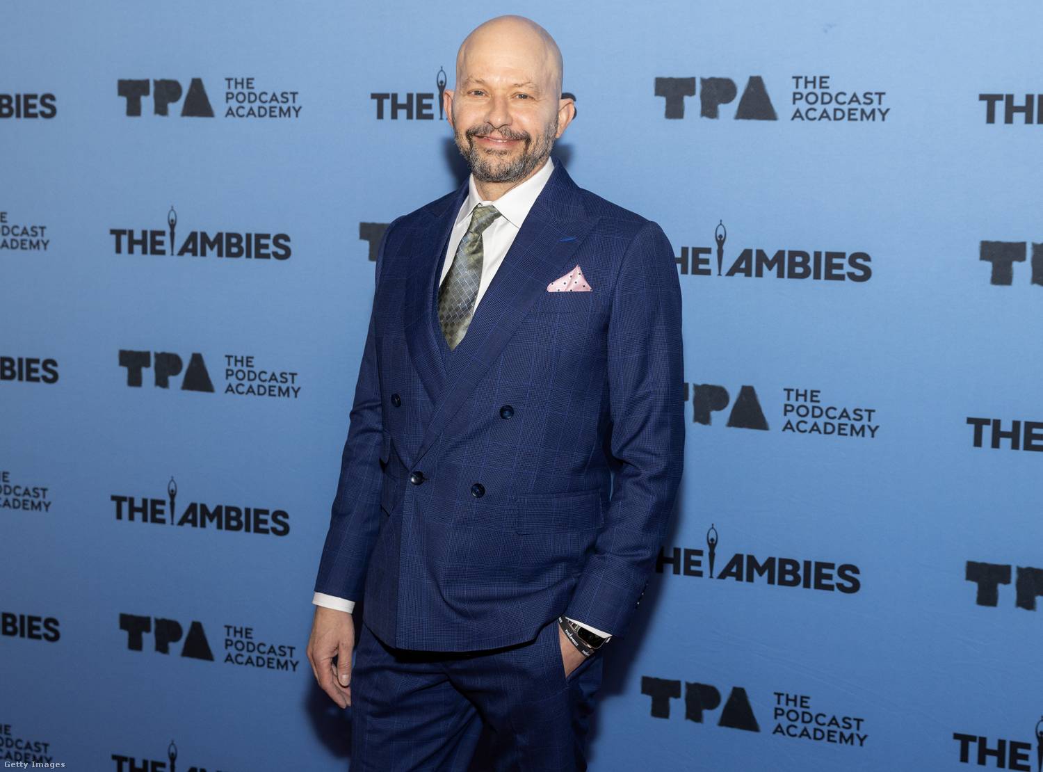 Jon Cryer megjelenése hatalmasat változott az elmúlt években. A színész mostanra tar kopasz és dús szakállat növesztett, szinte felismerhetetlen az új fizimiskával.