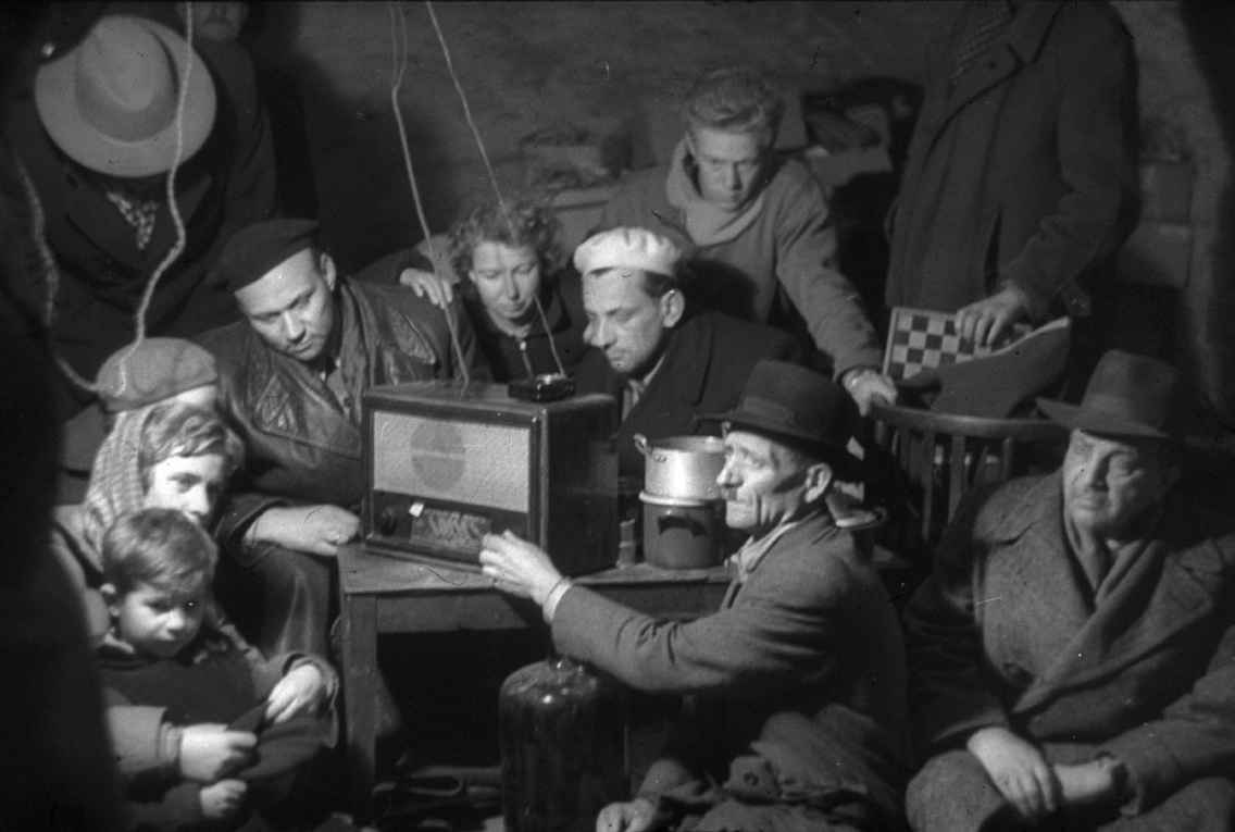 Élet a pincében a forradalom idején, Telefunken rádió, 1956