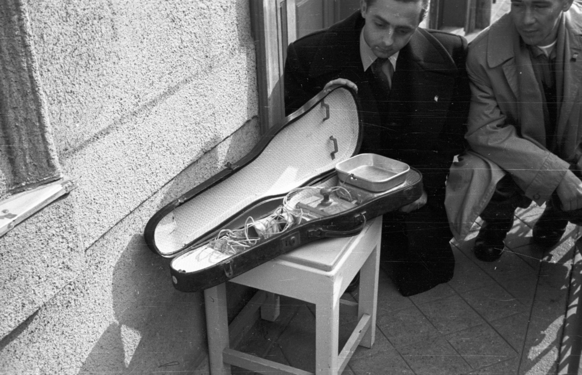 Barkácsolt rádió hegedűtokba rejtve, 1956