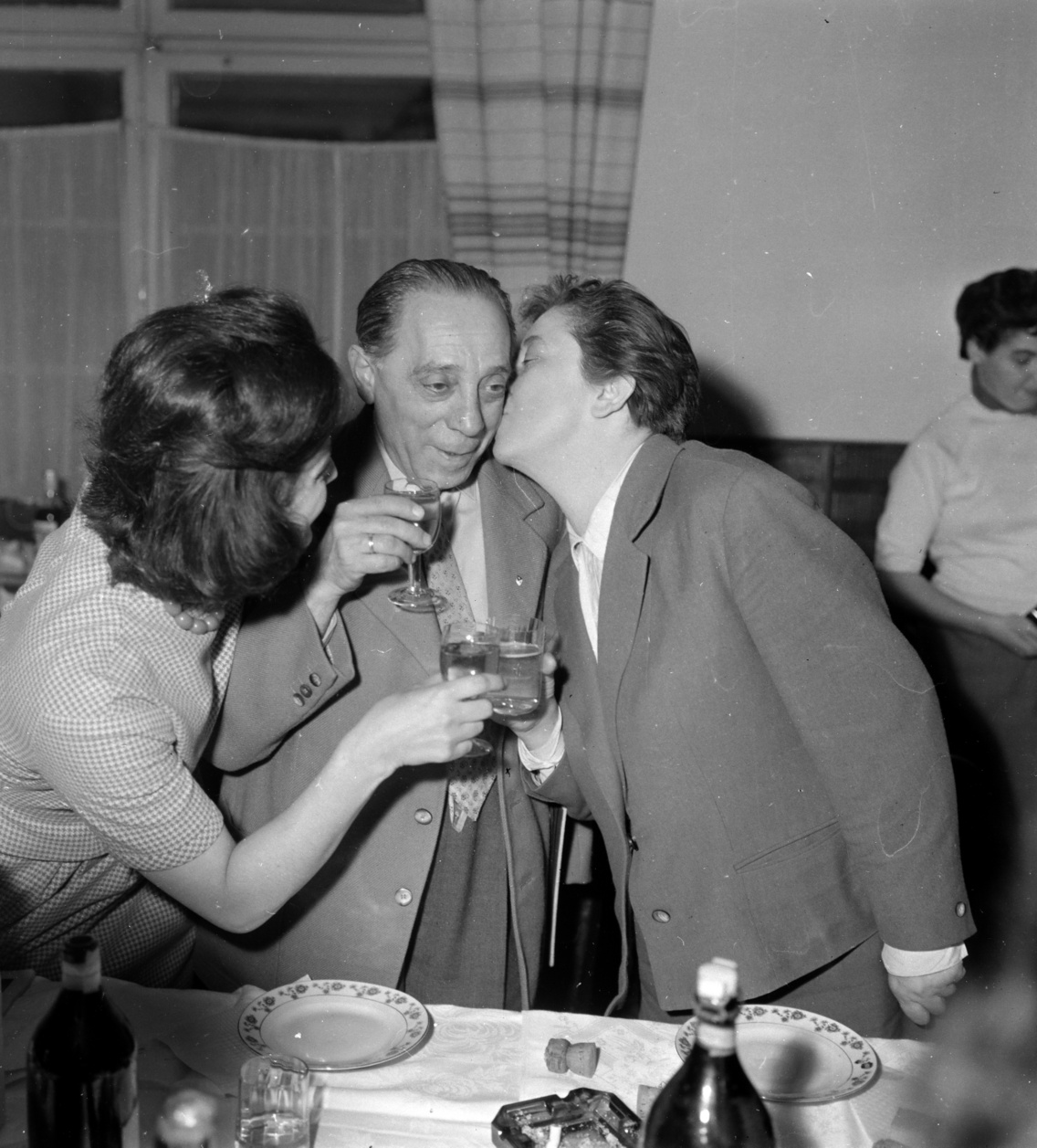 A Szabó család rádiósorozat szereplői együtt ünnepelnek 1961. május 24-én, a műsor a 100. adásának alkalmából. Sütő Irén, Szabó Ernő és Gobbi Hilda színművészek, 1961