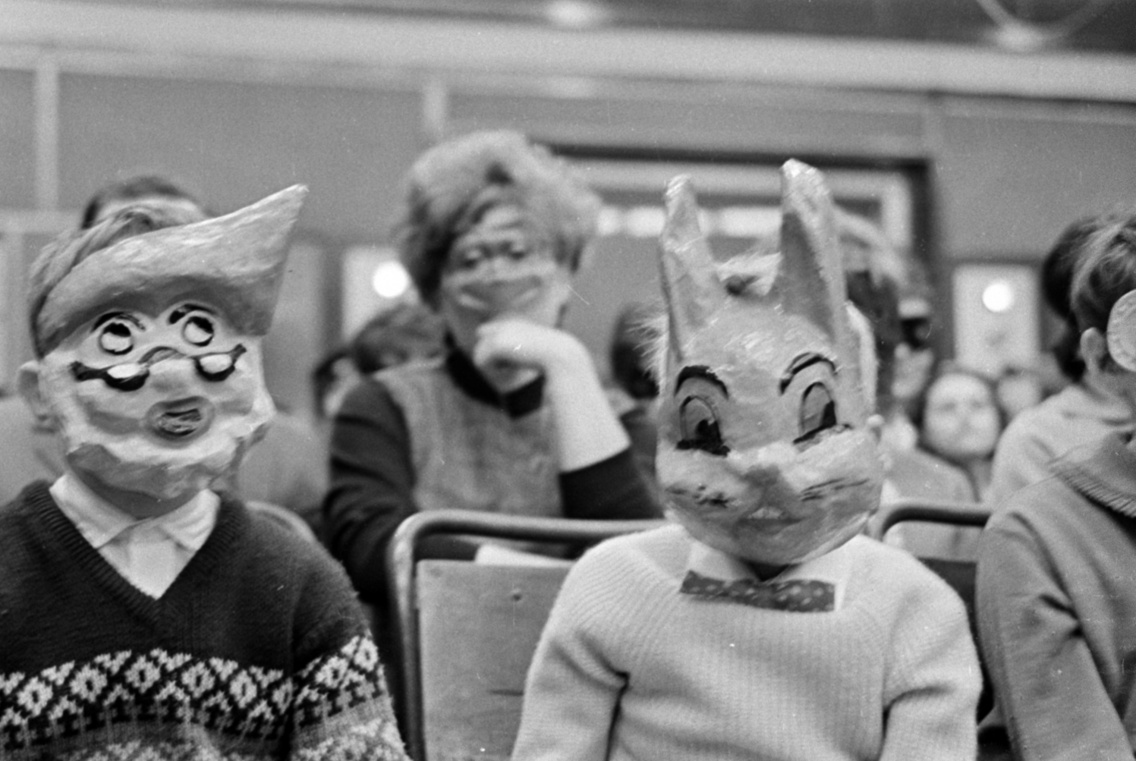 A Magyar Rádió 6-os stúdiója az Álarc nem kötelező című nyilvános farsangi műsor felvételekor, 1964