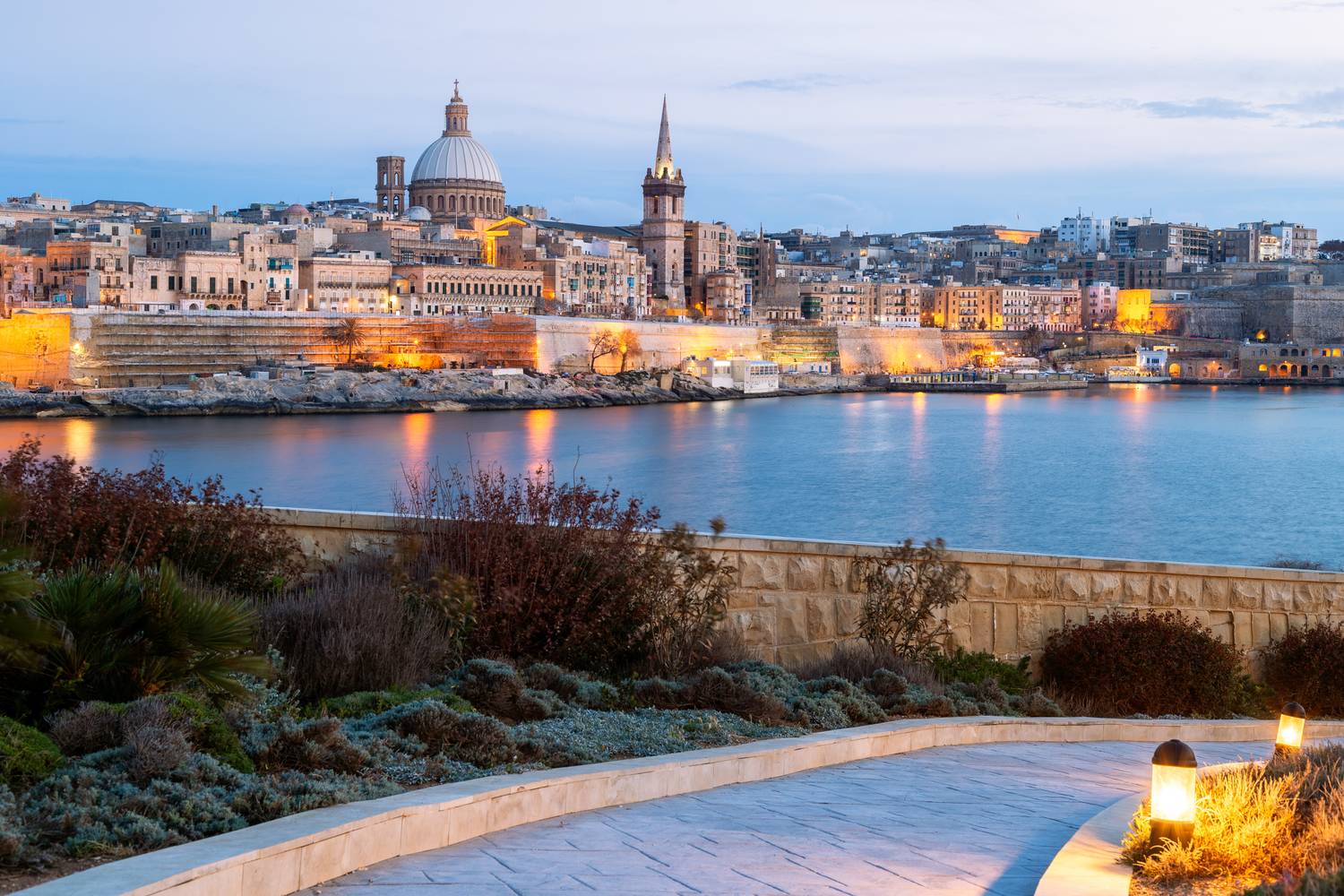 Decemberben és januárban Valletta kellemes, 15–18 °C körüli hőmérséklettel és sok napsütéssel várja a látogatókat. Mivel a város apró, Málta pedig sűrűn lakott ország, ezért nyáron nagyobb tömeg szokott lenni. Télen azonban kevesebb a beutazó, és nyugodtan lehet felfedezni a látnivalókat.