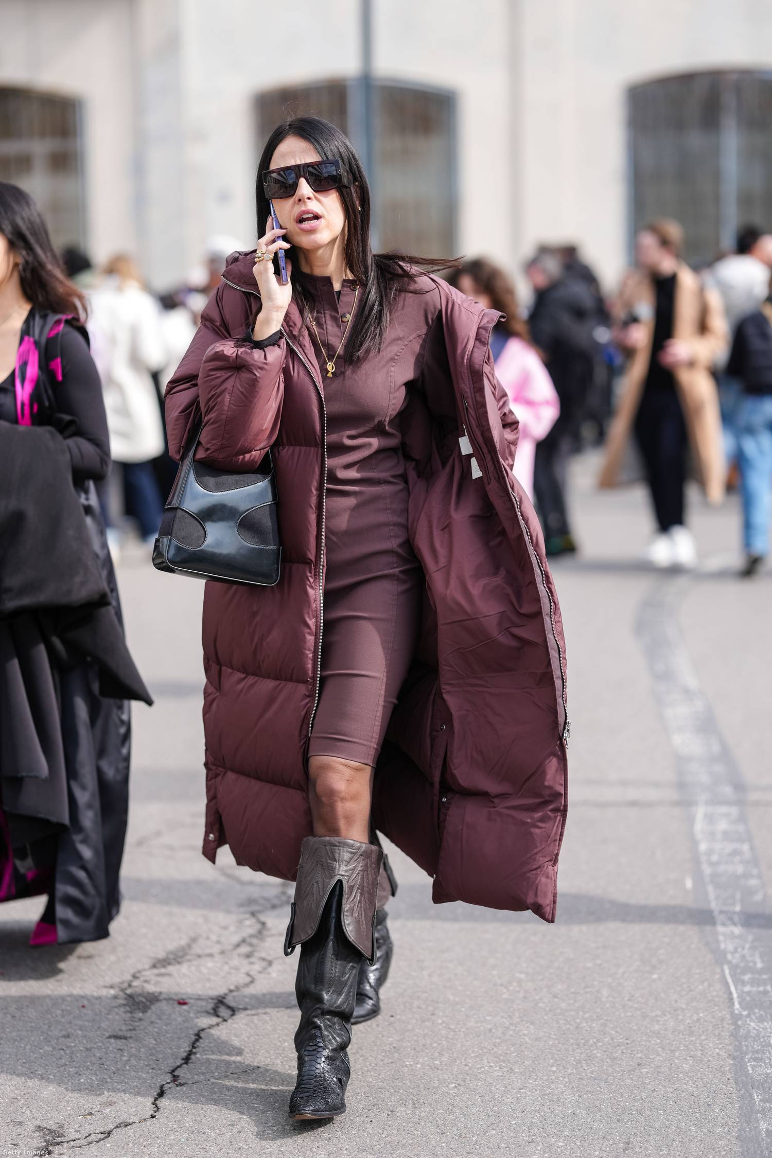 A monokróm színhasználat összefogja és egységessé teszi az öltözék eltérő stíluselemeit, ezáltal sokkal nőiesebb, sikkesebb az összkép.