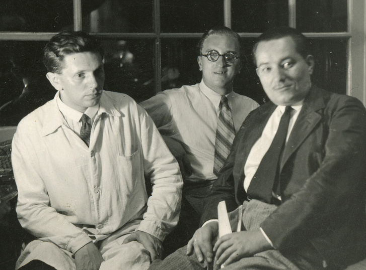 Radó Árpád „szpíker”, Kiszely Gyula rendező és May Mayus Tivadar, az MFI igazgatója a rádióban, 1931 körül