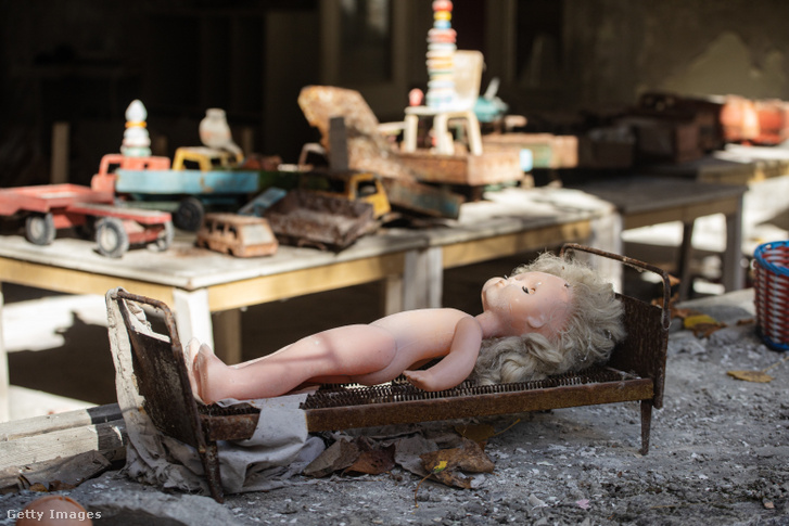 Törött játékok egy elhagyatott óvodában Pripjaty szellemvárosban, Észak-Ukrajnában, ahol a csernobili atomkatasztrófa történt. A város lakóit a katasztrófa után evakuálták