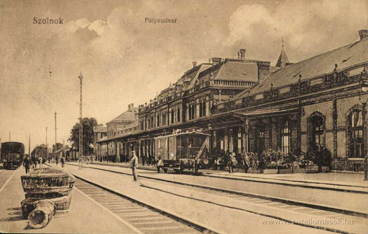 Szolnoki vasútállomás korabeli képeslapon
