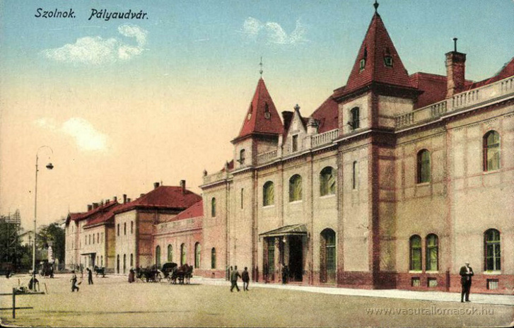 Szolnoki vasútállomás korabeli képeslapon